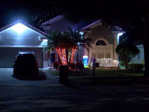 Treo đèn Giáng Sinh quá sớm, gia đình ở Mỹ bị phạt tiền - Ảnh 1.