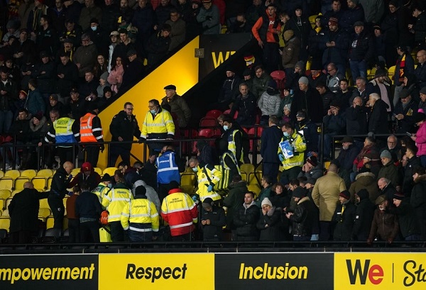 CĐV ngưng tim, trận Watford - Chelsea gián đoạn 30 phút - Ảnh 1.