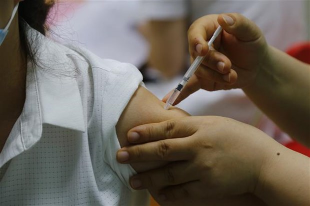 Thêm 22 học sinh được chuyển đến viện theo dõi sau tiêm vắc xin Covid-19 ở Thanh Hóa, 2 em co giật - Ảnh 1.