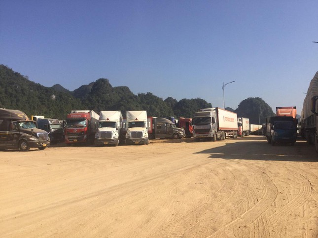 Cả ngàn xe ô tô nông sản chờ xuất hàng qua biên giới Lạng Sơn - Ảnh 2.