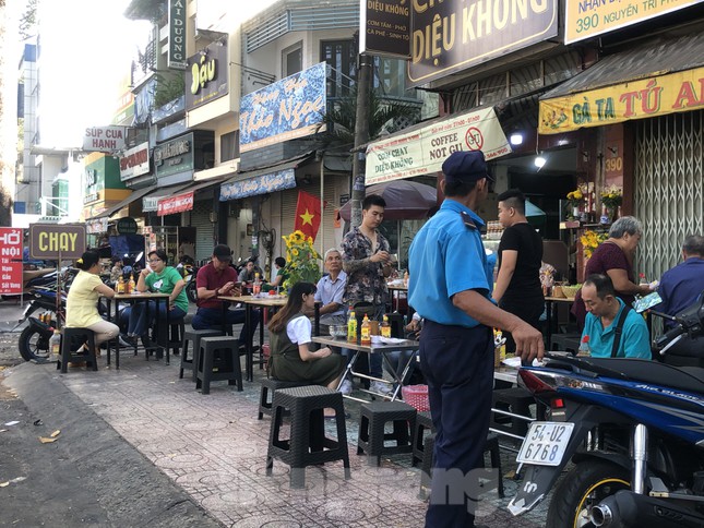 Cổng Công ty Việt Á ở Bình Dương đóng kín, xe biển xanh đỗ ngoài. Hàng loạt tỉnh lên tiếng vụ kit test - Ảnh 1.