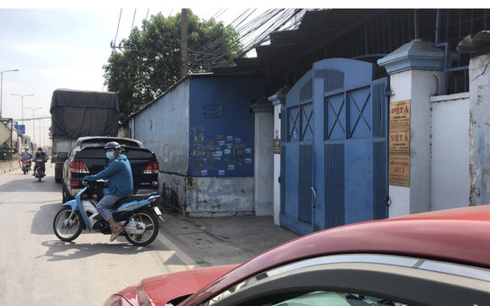 Người trong xưởng Công ty Việt Á chỉ hé cổng rồi vội đóng khi có phóng viên, xe biển xanh ở ngoài - Ảnh 1.