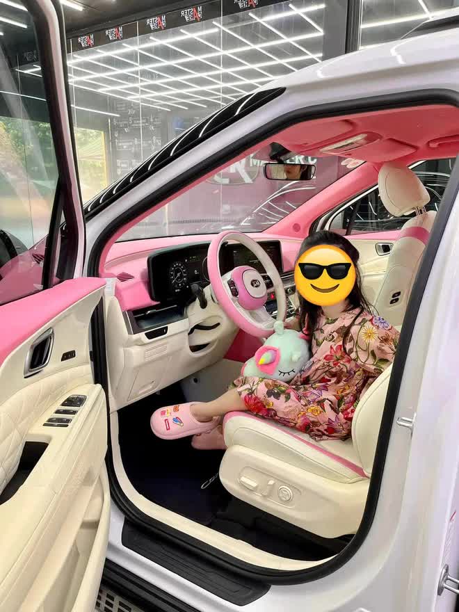 Chất như gia đình Đoàn Di Băng: Tậu liền một lúc 2 chiếc Rolls-Royce, Cullinan dành cho ba mẹ, Ghost là của các công chúa - Ảnh 8.