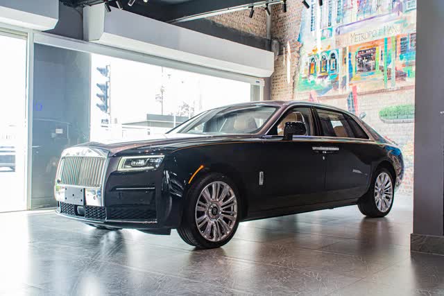 Chất như gia đình Đoàn Di Băng: Tậu liền một lúc 2 chiếc Rolls-Royce, Cullinan dành cho ba mẹ, Ghost là của các công chúa - Ảnh 4.