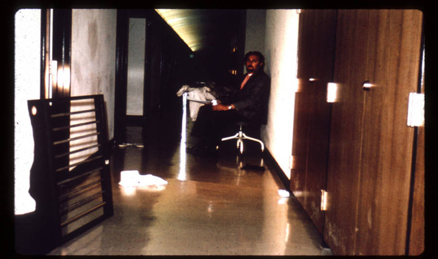 Thí nghiệm nhà tù Stanford hé lộ những chiều sâu đen tối nhất của tâm lý con người - Ảnh 11.