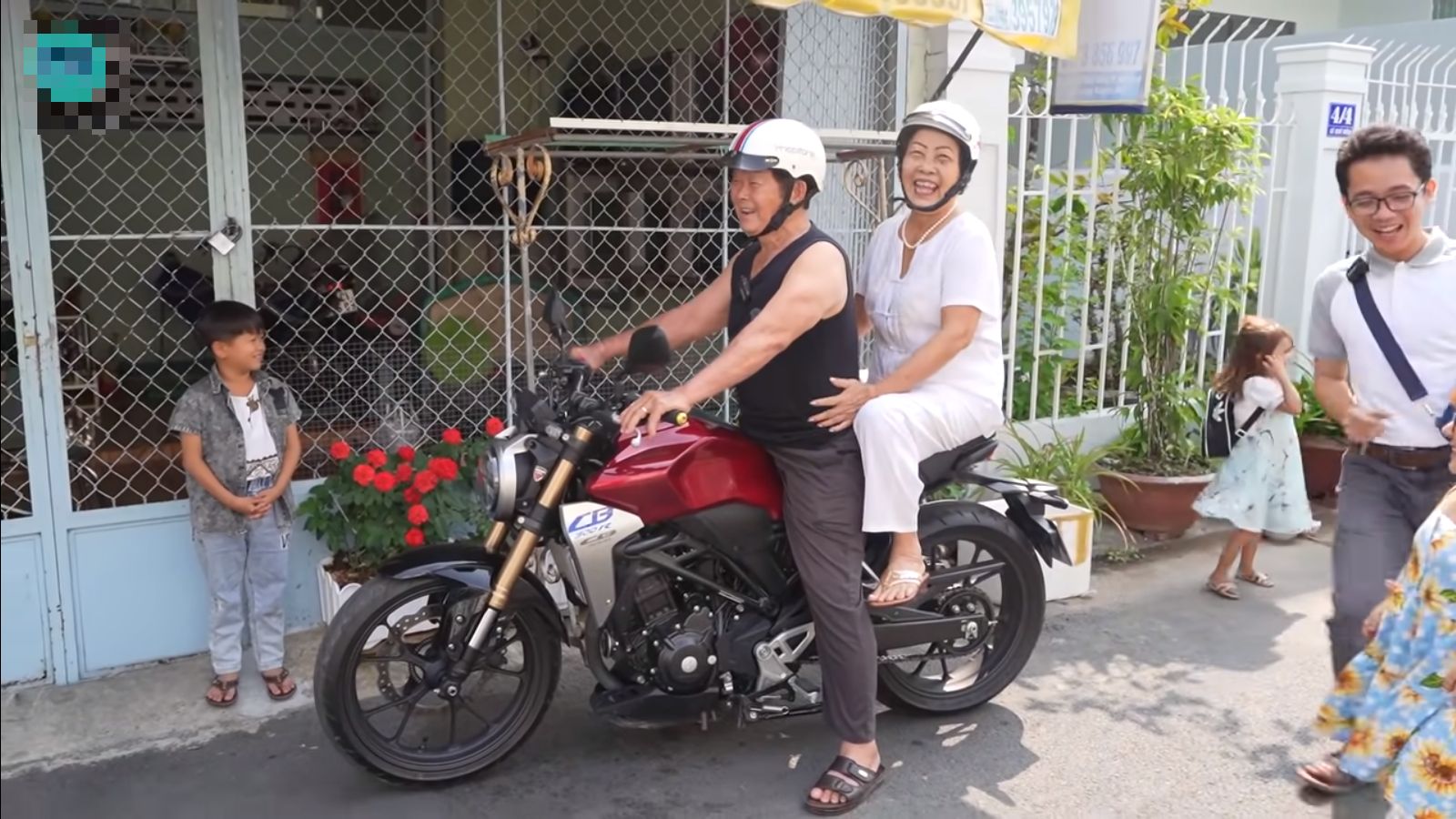 Cụ ông 85 tuổi cơ bắp cuồn cuộn, cưới 2 vợ vẫn sung sức, đam mê cưỡi mô tô khủng - Ảnh 5. Cụ ông 85 tuổi cơ bắp cuồn cuộn, cưới 2 vợ vẫn sung sức, đam mê cưỡi mô tô khủng - Ảnh 5.