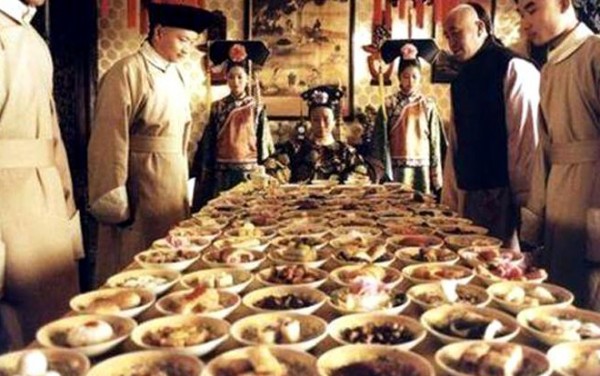 Thói quen ăn uống xa xỉ của Từ Hy Thái hậu: Mỗi bữa gồm 100 món ăn, hàng trăm người phục vụ - Ảnh 2.