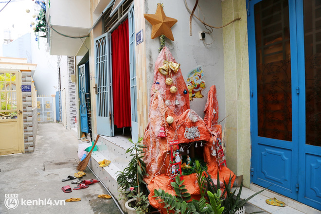 Cảnh vắng lặng chưa từng có của xóm đạo lớn nhất Sài Gòn trước thềm Noel: Năm nay buồn lắm, người nhà mất hết rồi, có còn ai nữa đâu… - Ảnh 3.