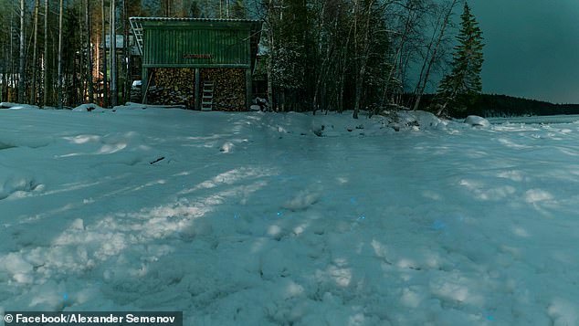 Bí ẩn ánh sáng xanh kỳ ảo xuất hiện trên tuyết trắng ở Nga - Ảnh 1.