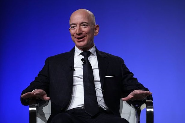  Một năm mua sắm tưng bừng đậm chất người giàu của tỷ phú Jeff Bezos  - Ảnh 1.