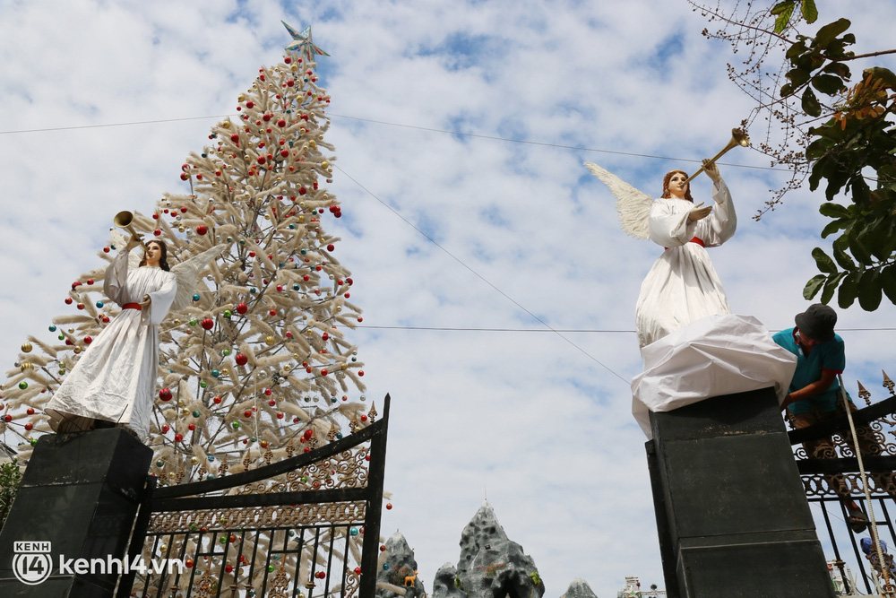 Cảnh vắng lặng chưa từng có của xóm đạo lớn nhất Sài Gòn trước thềm Noel: Năm nay buồn lắm, người nhà mất hết rồi, có còn ai nữa đâu… - Ảnh 15.