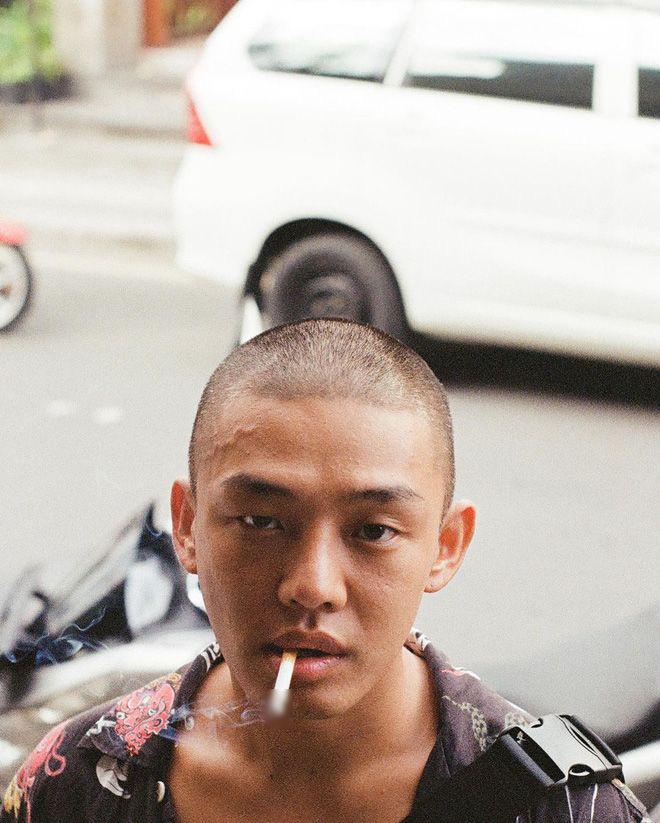 Yoo Ah In: Ảnh đế trẻ nhất Hàn Quốc với vẻ đẹp phi giới tính, cậu bạn thân thích nude, tụt quần hút thuốc lá của Song Hye Kyo - Ảnh 15.