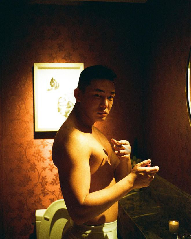 Yoo Ah In: Ảnh đế trẻ nhất Hàn Quốc với vẻ đẹp phi giới tính, cậu bạn thân thích nude, tụt quần hút thuốc lá của Song Hye Kyo - Ảnh 18.