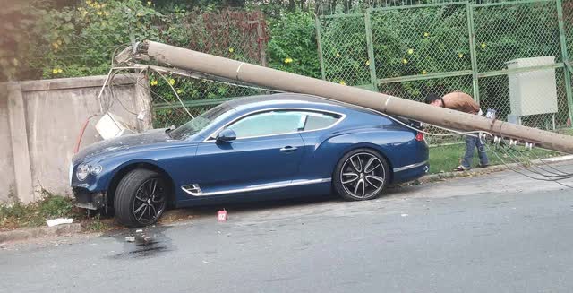 Bentley Continental GT giá 25 tỷ đồng của đại gia Sài Gòn toác đầu sau cú húc văng cột điện, thiệt hại nhẩm tính đã tới tiền tỷ - Ảnh 5.