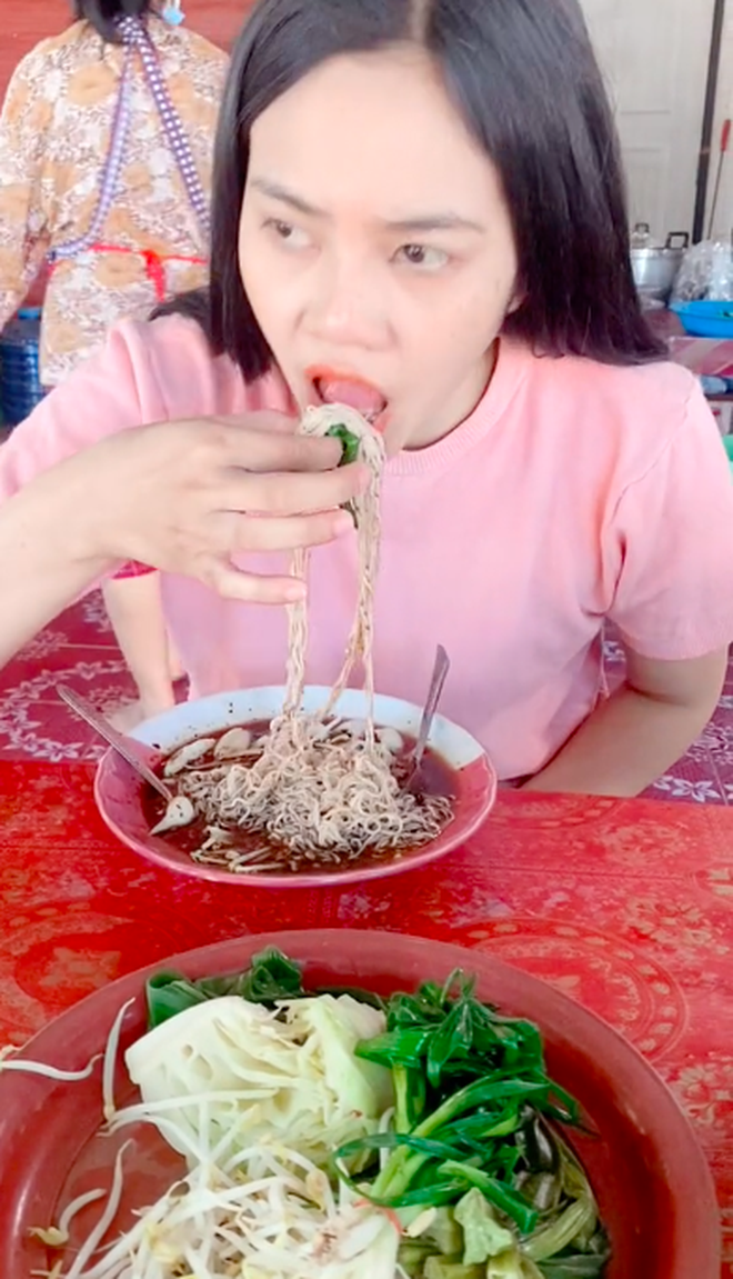 Cô gái với thói quen ăn uống khiến dân mạng đổ mồ hôi, sôi nước mắt, người Việt nhìn vào chỉ biết lắc đầu bỏ chạy - Ảnh 5.