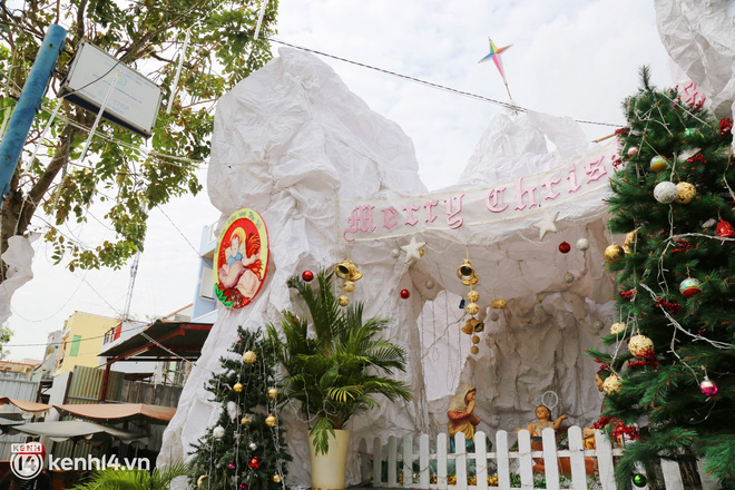 Cảnh vắng lặng chưa từng có của xóm đạo lớn nhất Sài Gòn trước thềm Noel: Năm nay buồn lắm, người nhà mất hết rồi, có còn ai nữa đâu… - Ảnh 9.