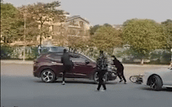 Nhóm thanh niên hỗn chiến, 2 xế hộp đuổi nhau như phim hành động trên phố Hà Nội