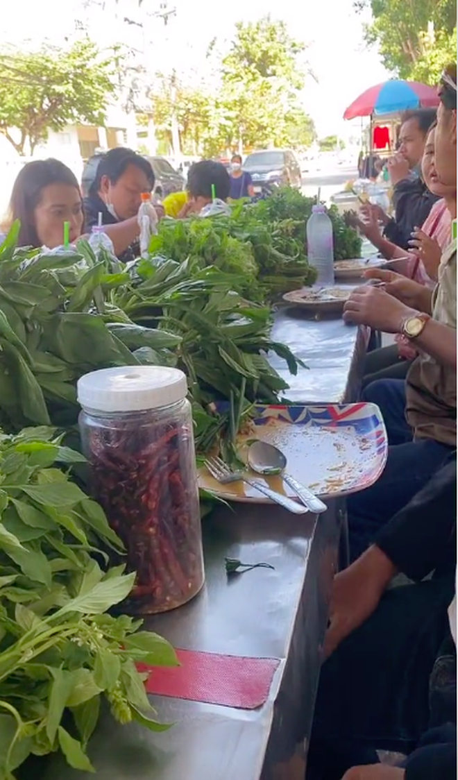 Khách đi ăn bàng hoàng khi thấy quán dọn ra cả bàn rau như kiểu dằn mặt, biết được sự thật đằng sau ai cũng bất ngờ - Ảnh 3.