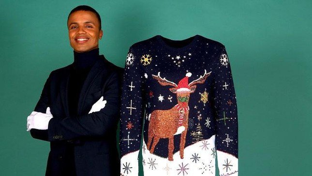 Chàng trai bán áo len Giáng sinh đắt nhất thế giới ủng hộ dịch vụ y tế - Ảnh 1.