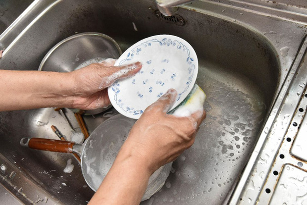 3 thói quen xấu khi rửa bát đũa có thể khiến ung thư ập đến cửa nhà bạn, sửa ngay trước khi quá muộn - Ảnh 2.