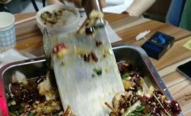 Phát hiện con dao trong đĩa đồ ăn, lời giải thích của nhà hàng khiến thực khách bái phục - Ảnh 3.