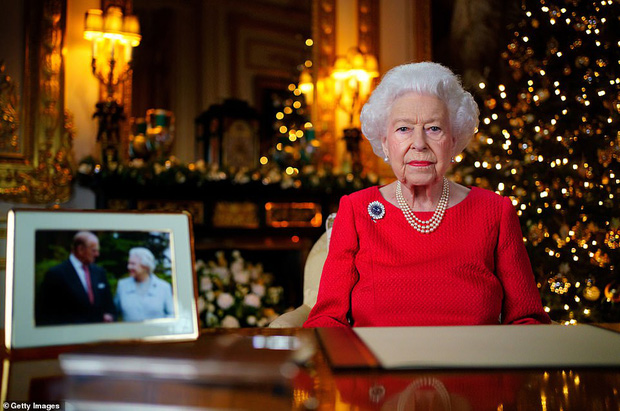 Giáng sinh đầu tiên không còn Hoàng thân Philip, Nữ hoàng để lộ nỗi nhớ mong khôn nguôi qua 1 chi tiết khiến dân chúng xót xa - Ảnh 1.