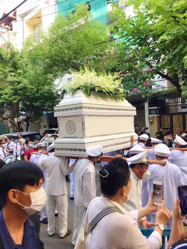 Tang lễ NS Thanh Kim Huệ ngày cuối: NS Thanh Điền gắng gượng lo chu toàn hậu sự cho vợ, linh cữu đã về với đất mẹ - Ảnh 5.