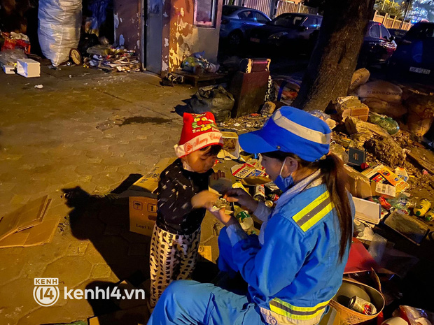  Hà Nội 23h đêm, bé trai 2 tuổi vẫn lang thang cùng mẹ lao công đi gom rác: Cực chẳng đã, tôi mới phải đưa theo con đi làm cùng - Ảnh 2.