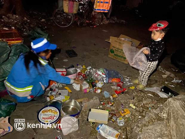  Hà Nội 23h đêm, bé trai 2 tuổi vẫn lang thang cùng mẹ lao công đi gom rác: Cực chẳng đã, tôi mới phải đưa theo con đi làm cùng - Ảnh 3.