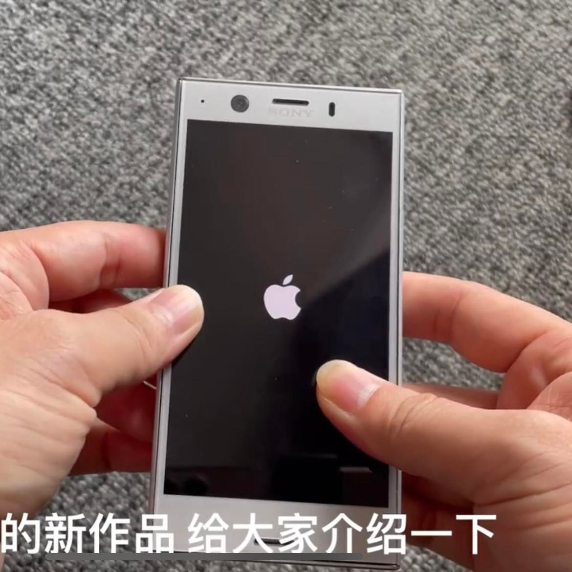  Cõi mạng thán phục pháp sư Trung Hoa khi độ chiếc điện thoại vỏ Sony, hệ điều hành iOS và pin Samsung!  - Ảnh 2.