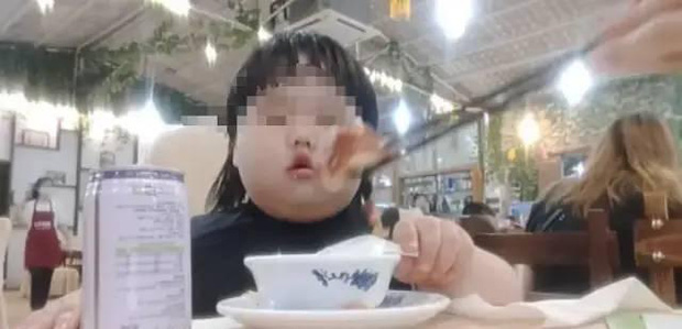 Bé gái 3 tuổi bị mẹ ép quay clip ăn uống mukbang để kiếm tiền từ video, xem hình ảnh hiện tại mà thấy sốc, xót giùm cho đứa trẻ - Ảnh 4.