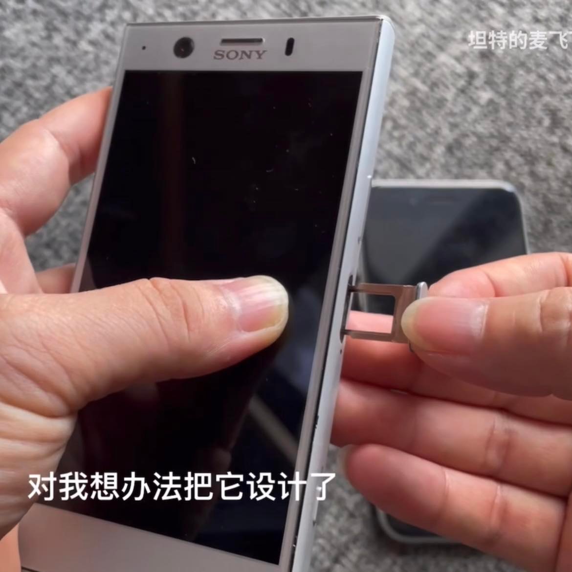  Cõi mạng thán phục pháp sư Trung Hoa khi độ chiếc điện thoại vỏ Sony, hệ điều hành iOS và pin Samsung!  - Ảnh 4.