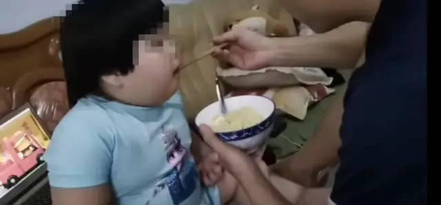 Bé gái 3 tuổi bị mẹ ép quay clip ăn uống mukbang để kiếm tiền từ video, xem hình ảnh hiện tại mà thấy sốc, xót giùm cho đứa trẻ - Ảnh 6.