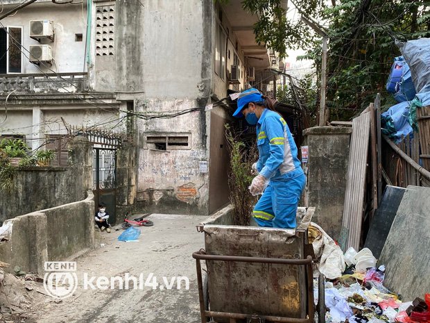  Hà Nội 23h đêm, bé trai 2 tuổi vẫn lang thang cùng mẹ lao công đi gom rác: Cực chẳng đã, tôi mới phải đưa theo con đi làm cùng - Ảnh 11.