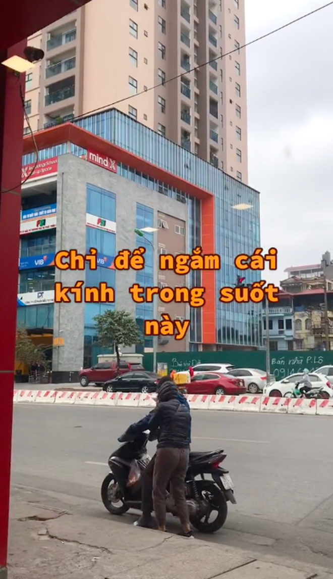 Cô gái ngồi tiệm gà rán suốt 30 phút chỉ để nhìn chăm chú thứ này, nếu không tiết lộ sự thật thì biết bao khách đã bị đánh lừa - Ảnh 2.