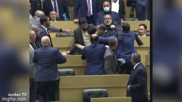 Đang bàn về hiến pháp, các nghị sĩ Jordan lao vào choảng nhau vì lý do dở khóc dở cười - Ảnh 3.