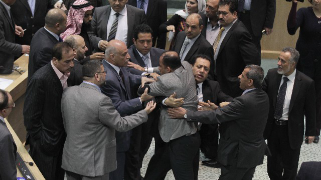 Đang bàn về hiến pháp, các nghị sĩ Jordan lao vào choảng nhau vì lý do dở khóc dở cười - Ảnh 7.