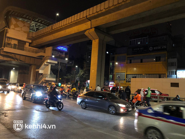Hai xe ô tô đấu đầu nhau, cảnh sát phong tỏa đường hầm Nguyễn Trãi trong đêm - Ảnh 5.