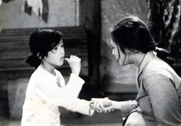 Vân Dung - cô bé bán báo trong Biệt động Sài Gòn: 18 tháng tuổi đóng phim và sự rẽ ngang hiện tại khiến khán giả ngỡ ngàng - Ảnh 3.
