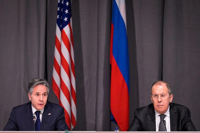 Gặp đối tác Ukraine, Ngoại trưởng Mỹ vừa phát biểu thì mất điện - Ảnh 3.