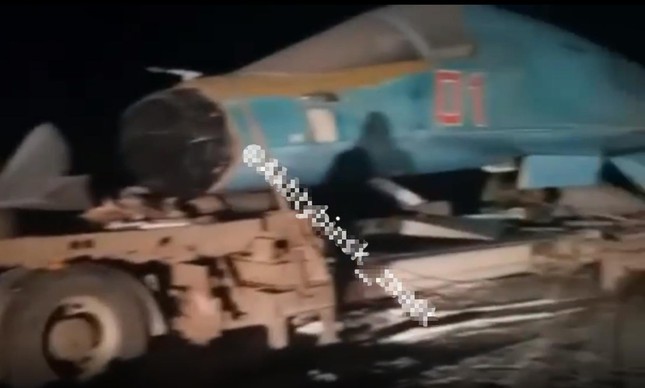 Nga: Xe tải chở xe tăng bay Su-34 mất lái, lao xuống vệ đường - Ảnh 2.