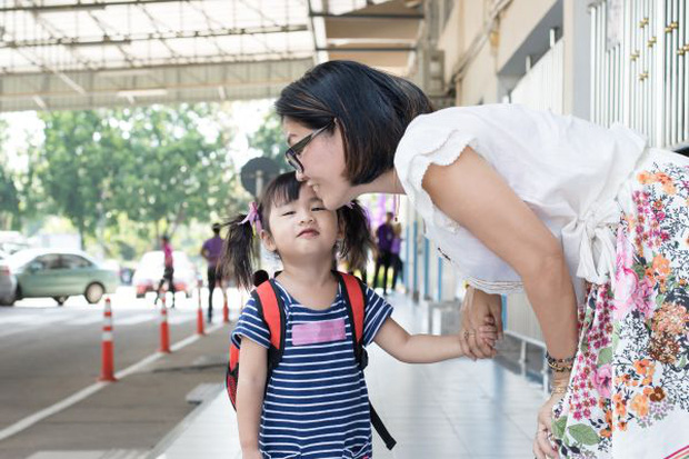 Cặp sách con gái toàn đồ ăn vặt sau giờ học, bà mẹ gặng hỏi mãi thì phát hiện sự thật đau lòng, phải chuyển trường gấp - Ảnh 4.