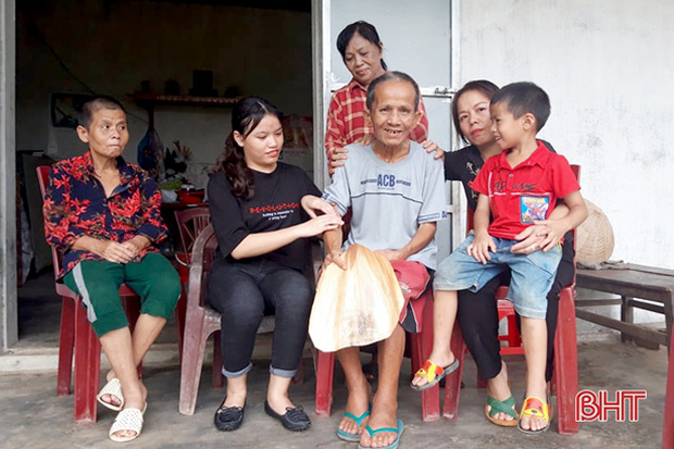 Khi bánh đúc có xương: Người phụ nữ nuôi 8 con riêng đau ốm của chồng và những dì ghẻ dành một đời cho những đứa con không chung dòng máu - Ảnh 3.