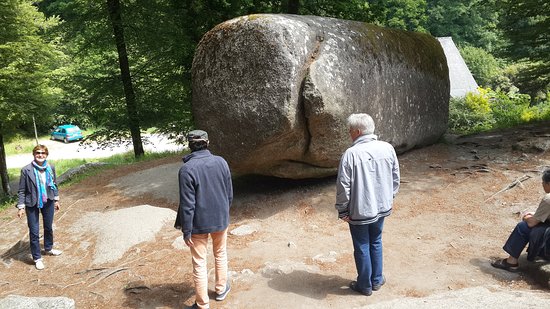 Bí ẩn khối đá dài 7m, nặng 137 tấn nhưng ai cũng có thể dịch chuyển - Ảnh 1.