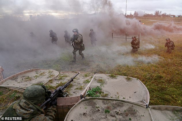NÓNG: 700 lính bắn tỉa, 94.000 quân Nga dàn trận áp sát Ukraine - Mỹ cảnh báo hành động quân sự! - Ảnh 4.