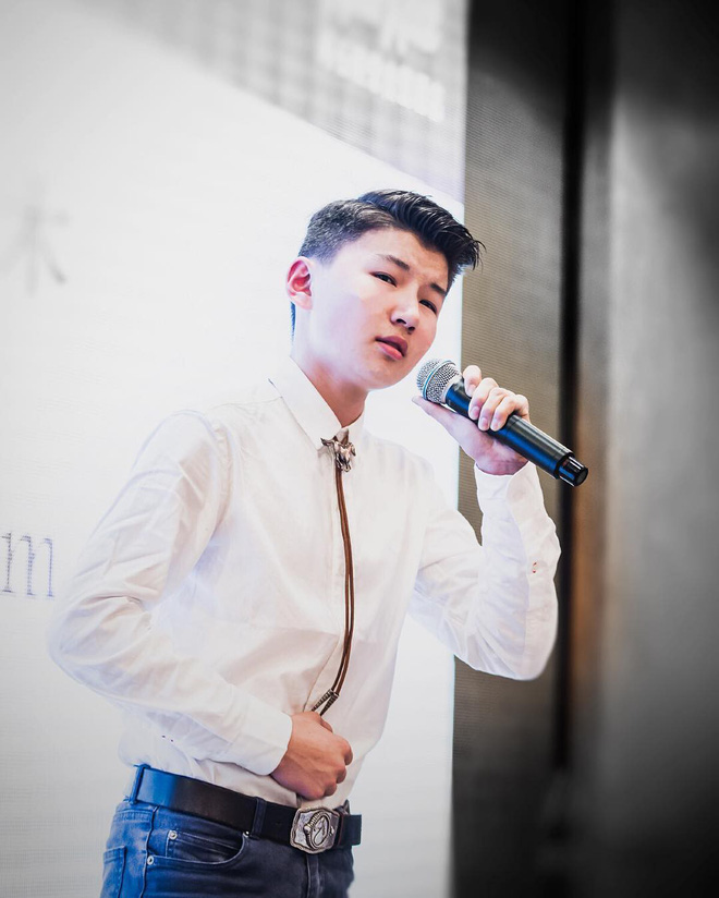 Cậu bé Mông Cổ hát về mẹ từng lay động trái tim triệu người: Cuộc sống sau 10 năm nổi lên như hiện tượng ra sao? - Ảnh 11.