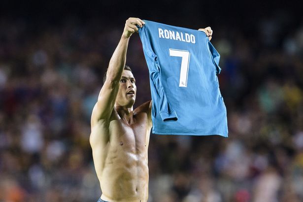Ronaldo chạm mốc 800 bàn: Top 10 tuyệt phẩm đẹp nhất sự nghiệp CR7 - Ảnh 10.