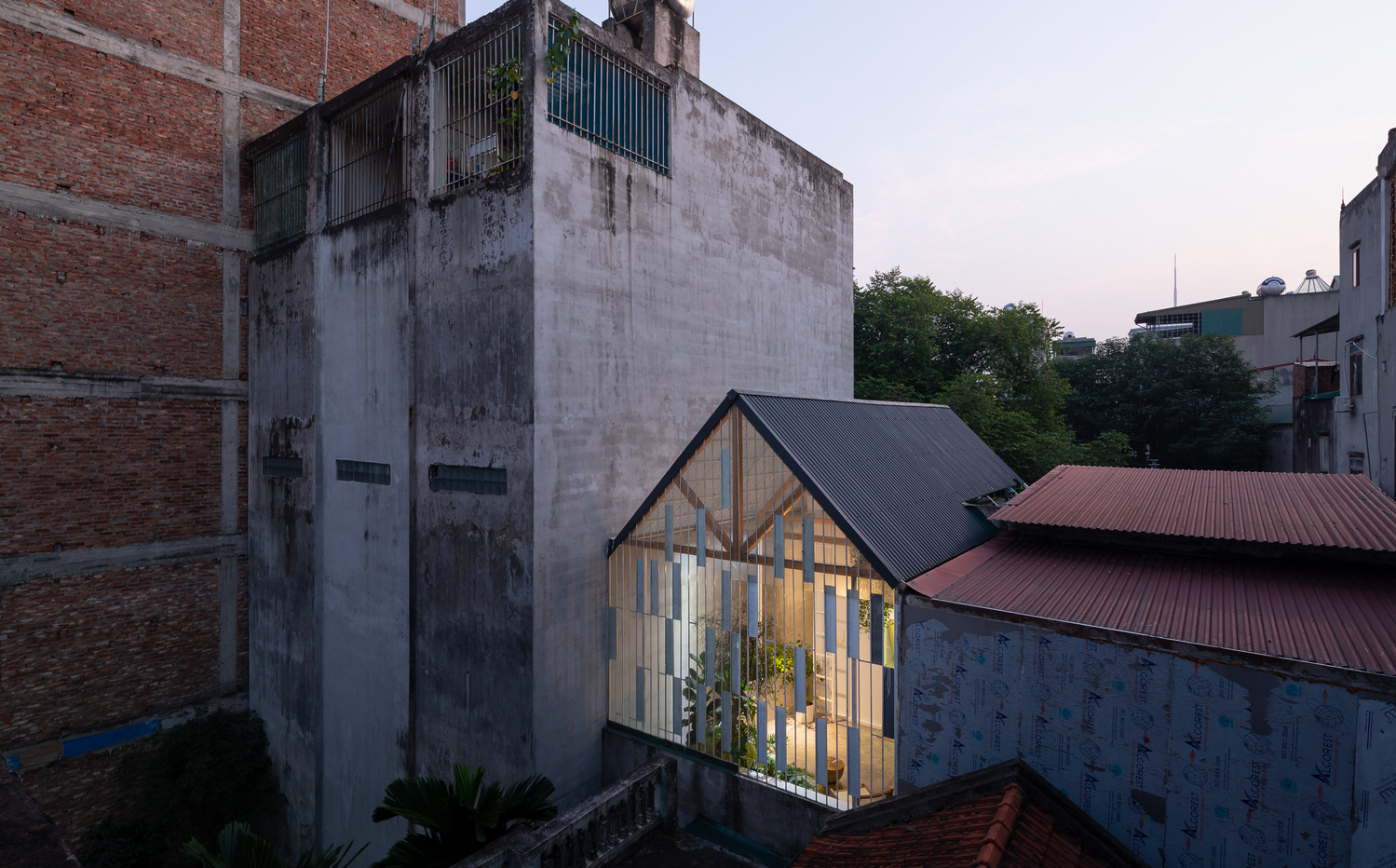 Căn nhà bỏ hoang, nằm trong hẻm sâu tại Hà Nội có gì hay mà được lên báo Mỹ?