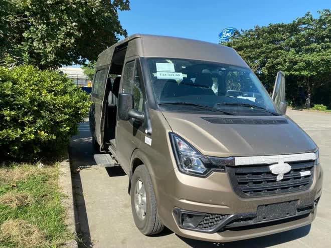 Ford Transit 2022 bất ngờ lộ diện tại Việt Nam: Lắp ráp trong nước, giống phiên bản Trung Quốc, đấu Hyundai Solati - Ảnh 2.