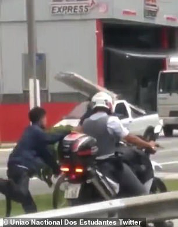 Clip: Cảnh sát còng tay nghi phạm vào xe máy rồi bắt chạy theo khiến dư luận phẫn nộ - Ảnh 2.